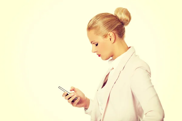 Jovem mulher de negócios usando um telefone celular — Fotografia de Stock