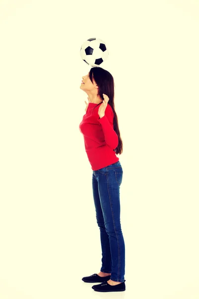 Femme avec un ballon de football sur la tête . — Photo