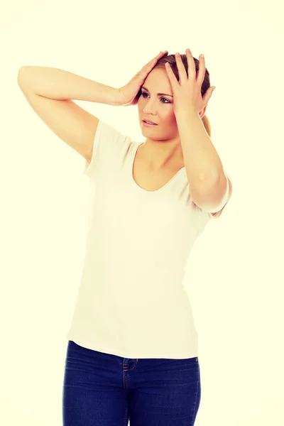 Jonge vrouw met hoofdpijn met haar hand op het hoofd — Stockfoto