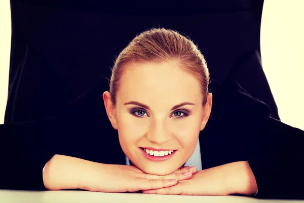 Sourire détendu femme d'affaires couchée sur le bureau — Photo