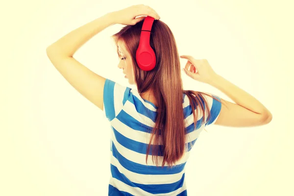 Mujer adolescente con auriculares rojos — Foto de Stock