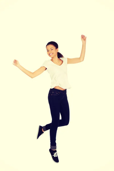 Mujer feliz saltando con las manos arriba . — Foto de Stock