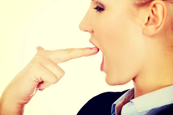 Kobieta sprowokować wymioty kładąc palec na ustach — Zdjęcie stockowe