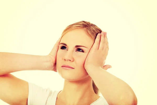 Jonge vrouw met hoofdpijn met haar hand op het hoofd — Stockfoto