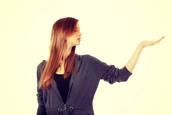 Kobietę nastoletnia prezentując coś na otwartej dłoni — Zdjęcie stockowe