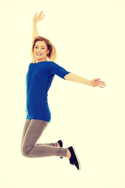 Młoda szczęśliwa kobieta skacząca w powietrzu — Zdjęcie stockowe