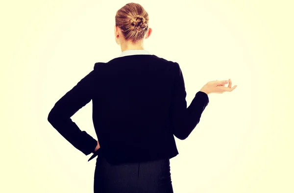 Vista posteriore della donna d'affari che scrolla con non so gesto — Foto Stock