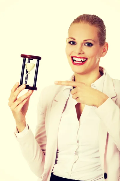 Joven mujer de negocios sosteniendo el concepto hourglass.Time —  Fotos de Stock