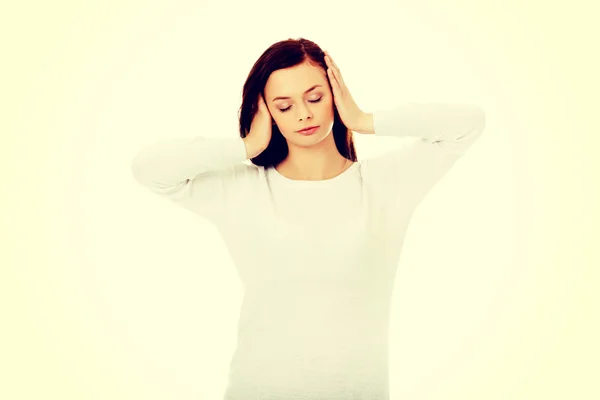Giovane donna con mal di testa che tiene la mano alla testa — Foto Stock