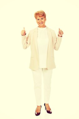 Başparmak gösterilmesini gülümseme zarif kadın kıdemli