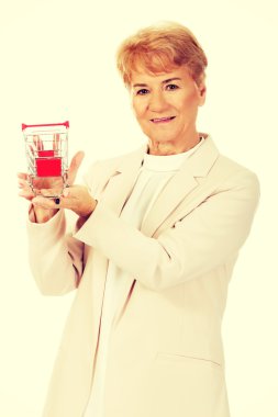 Gülümse yaşlı kadın kucağında küçük bir tramvay