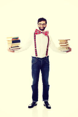 Kitap yığını ile jartiyer giymiş adam.