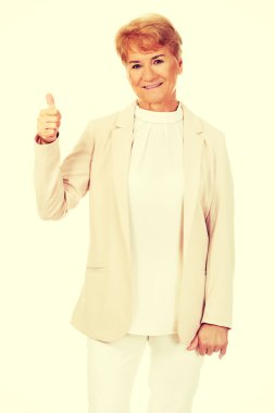 Başparmak gösterilmesini gülümseme zarif kadın kıdemli