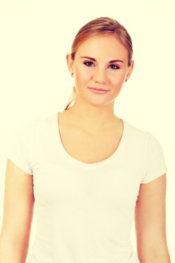 Beyaz t-shirt, sarışın genç gülümseyen kadın