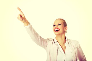 Genç gülümseyen iş kadını boşaltmak ya da bir şey için işaret