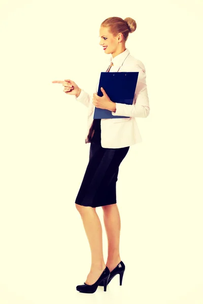 商业女人抱着一个活页夹和与人交谈 — 图库照片