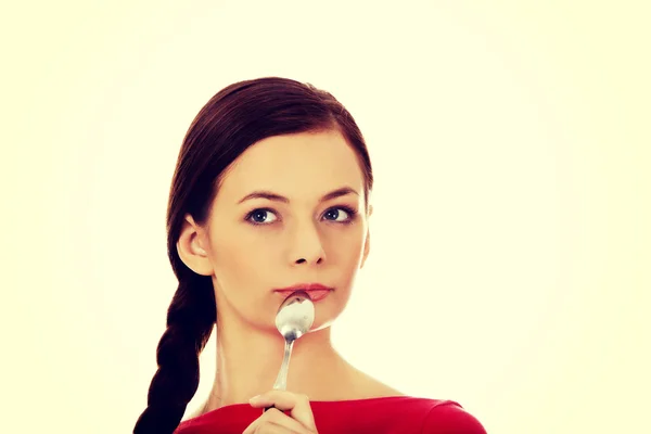 Jonge vrouw denkt wat te eten — Stockfoto