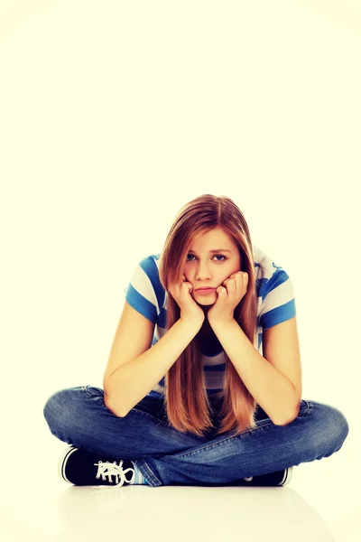Грустная женщина-подросток, сидящая на полу — стоковое фото