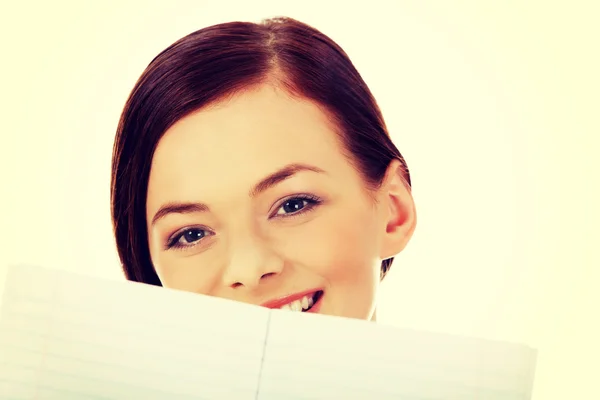 Młoda kobieta przytrzymanie puste pusty transparent biały uśmiech — Zdjęcie stockowe
