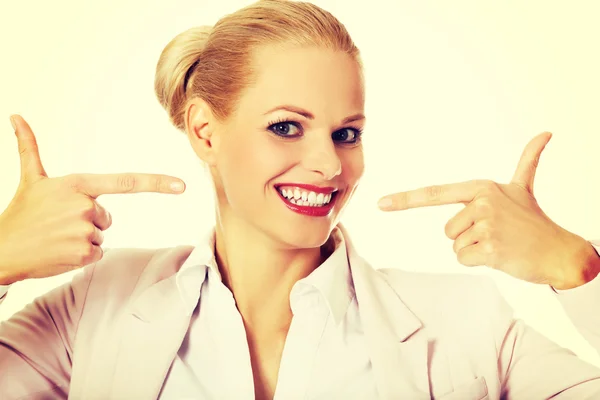 Mujer de negocios señalando su sonrisa feliz —  Fotos de Stock