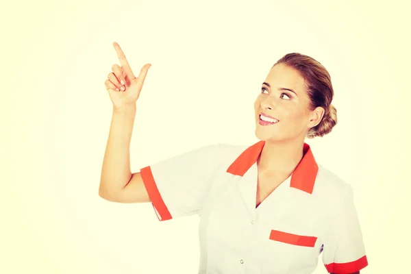 Médico o enfermera sonriente que señala algo — Foto de Stock