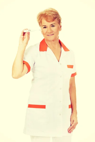 Lächeln ältere Ärztin oder Krankenschwester mit Thermometer — Stockfoto