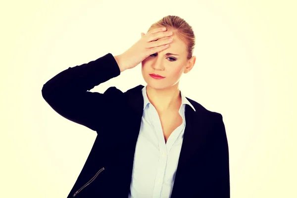 Zakelijke vrouw met een enorme hoofdpijn houden hoofd — Stockfoto