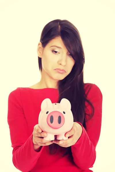 Piggybank を心配する若い女性. — ストック写真