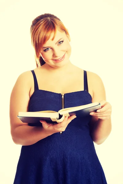 Übergewichtige Frau liest ein Buch — Stockfoto