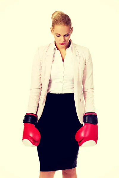 Femme d'affaires en gants de boxe rouge — Photo