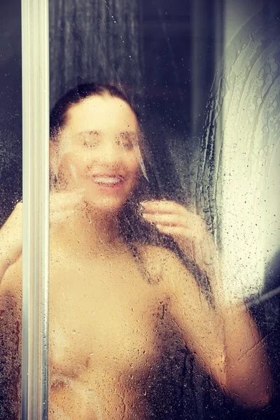 Mulher de pé no chuveiro . — Fotografia de Stock