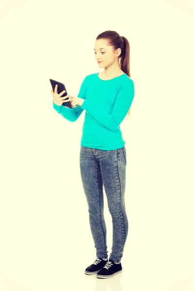 Teenager using a tablet. — Stock Photo, Image