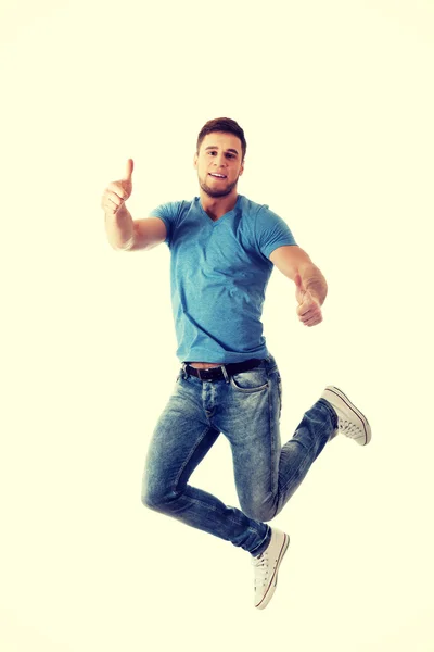 Bonito homem pulando de alegria . — Fotografia de Stock
