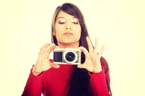 Mujer tomando una foto con una cámara . —  Fotos de Stock