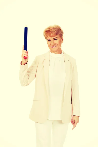 Sorridi donna anziana che punta con la penna d'assedio — Foto Stock