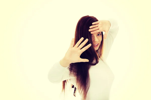 Mujer joven divertida se esconde detrás de sus manos —  Fotos de Stock