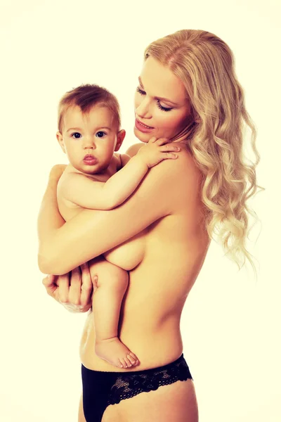 Genç anne ve sevimli bebeği. — Stok fotoğraf