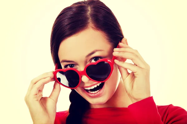 Happy brunette woman with sunglasses in the shape of hearts — Stock Photo, Image