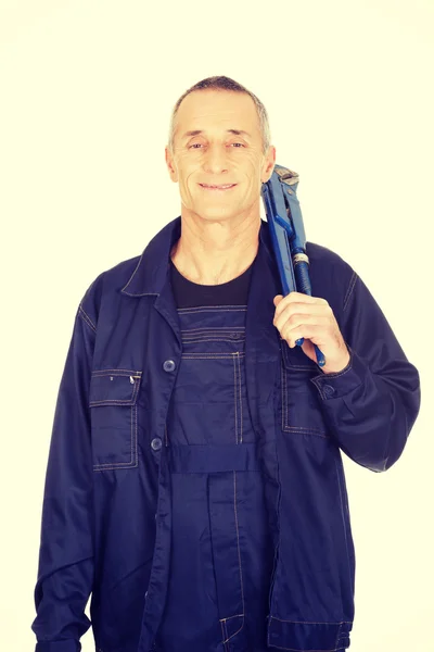 Loodgieter houden een moersleutel — Stockfoto