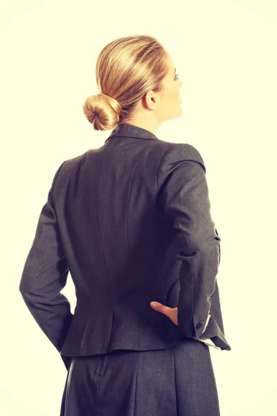 Бізнес-леді, що стоїть спиною з рукою на стегні — стокове фото