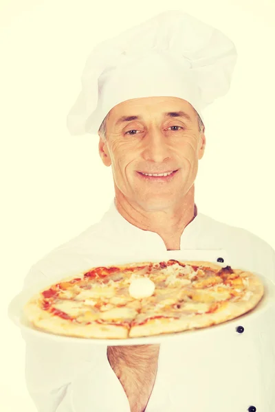 Chef padeiro com pizza italiana — Fotografia de Stock