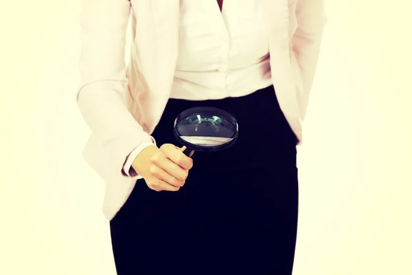 Jonge zakenvrouw met behulp van een vergrootglas — Stockfoto