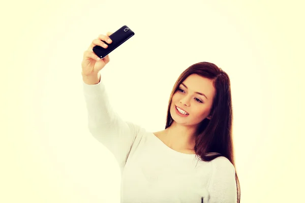 Jovem feliz faz selfies com telefone inteligente — Fotografia de Stock