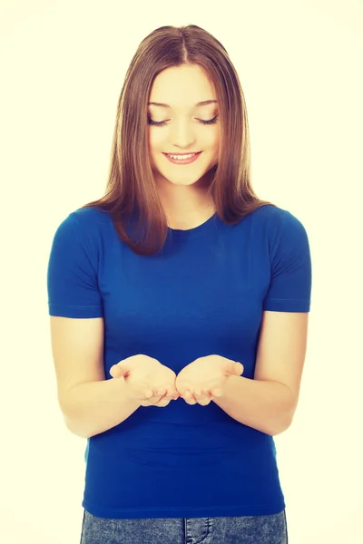 Donna sorridente che mostra qualcosa sui palmi delle mani . — Foto Stock