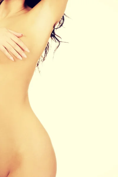 Donna magra che si copre il seno. — Foto Stock