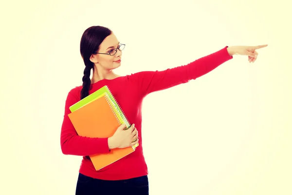 Mulher estudante mostrando copyspace ou algo assim — Fotografia de Stock