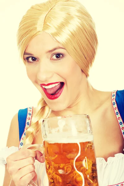 Mooie Beierse vrouw met bier. — Stockfoto