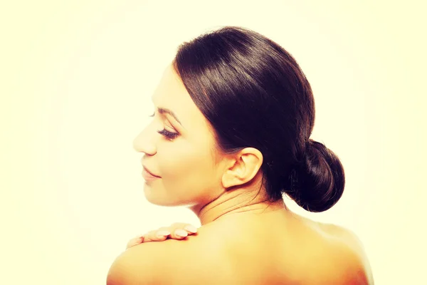 Spa mulher tocando seu ombro — Fotografia de Stock
