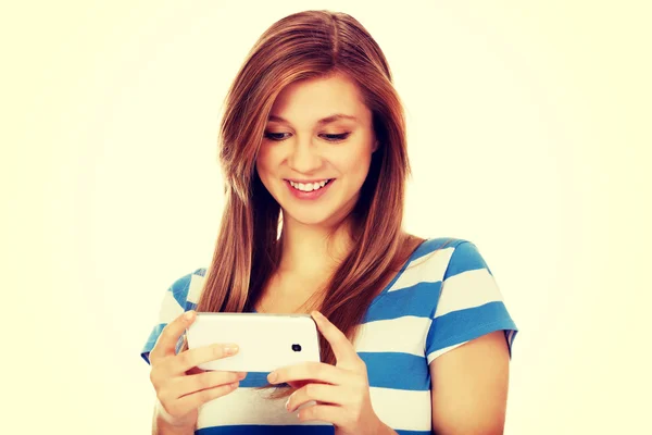 Mulher adolescente usando telefone celular — Fotografia de Stock