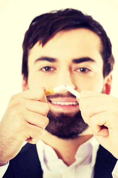 Empresario rompiendo un cigarrillo . — Foto de Stock